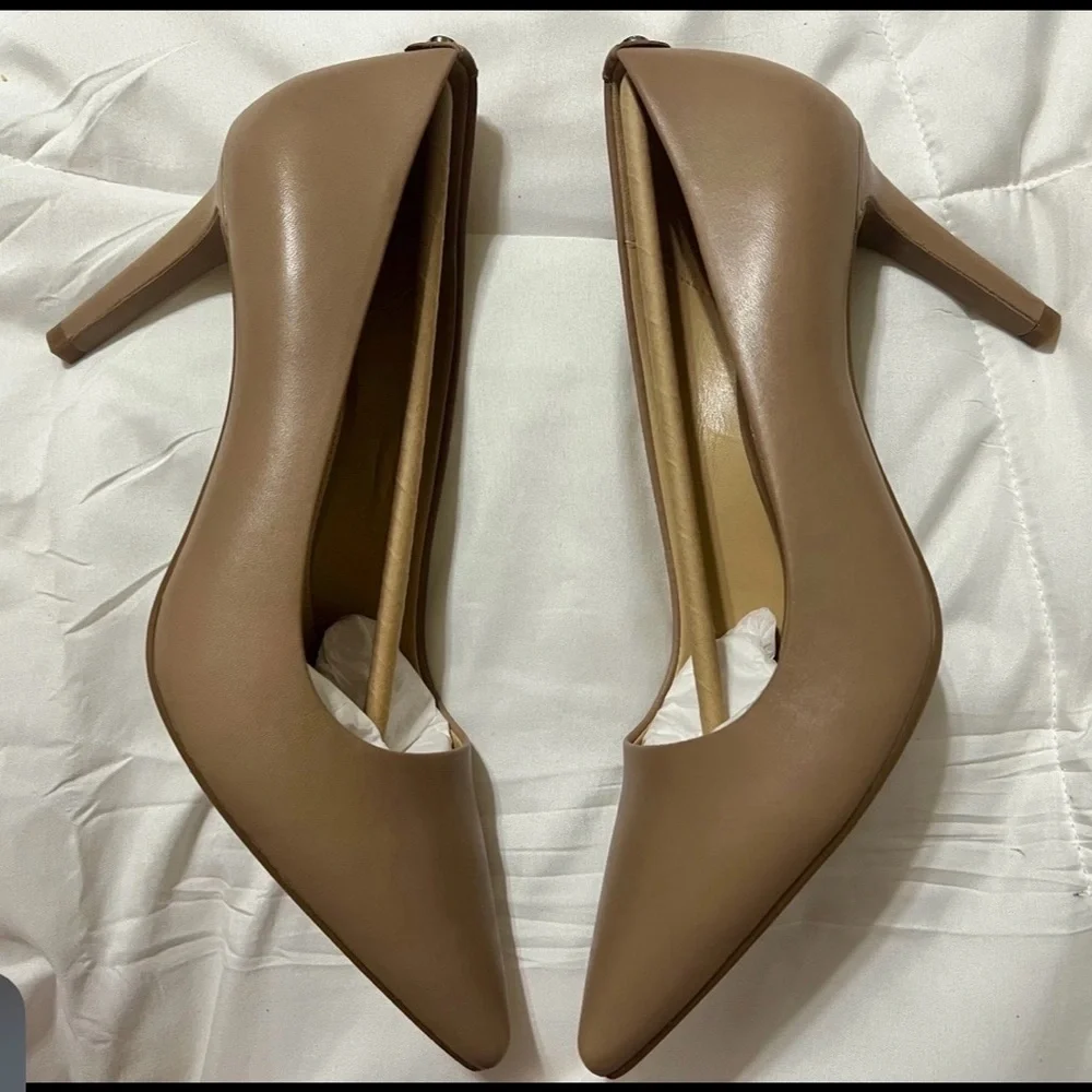 NEW Women’s Michael Kors Dorothy Flex Leather Pumps - Khaki